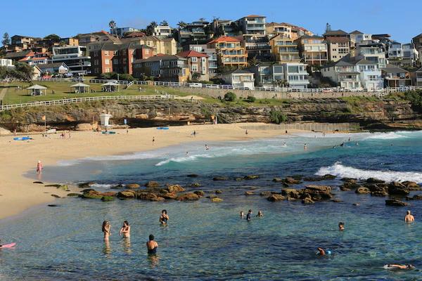 SYDNEY’S BRONTE BEACH SWAMPED BY DANGEROUS BLUEBOTTLE JELLYFISH JUST DAYS AFTER STRANGE TAR BALL SITUATION